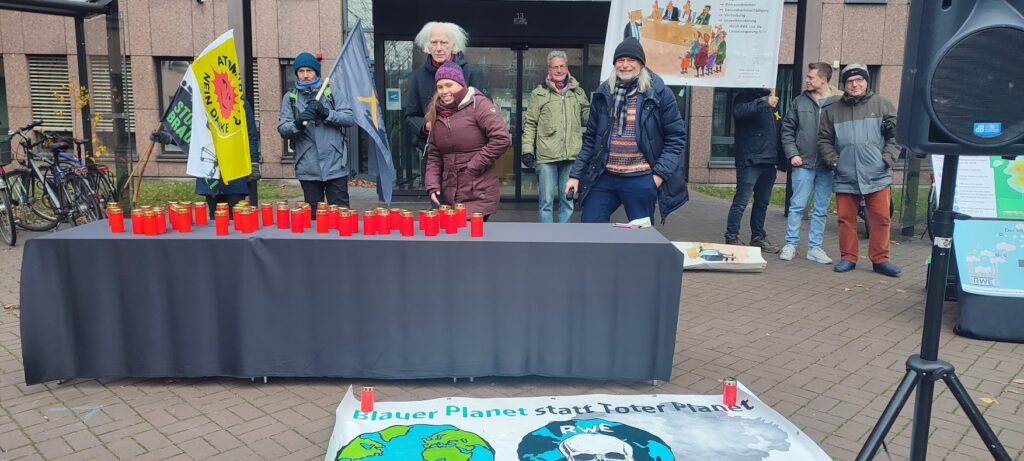 Demonstration vor Kölner Staatsanwaltschaft im Dezember:  Offener Brief der Anzeigenerstatter gegen RWE an NRW-Justizminister Benjamin Limbach (Grüne) soll Ermittlern Beine machen (Foto: Reinhold Böhmer)