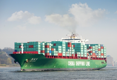 Containerschiff mit Rauchfahne Schiffsdiesel gehört zu den schlimmsten Umwelt-Verschmutzern (Bernd Sterzl/Pixelio.de)