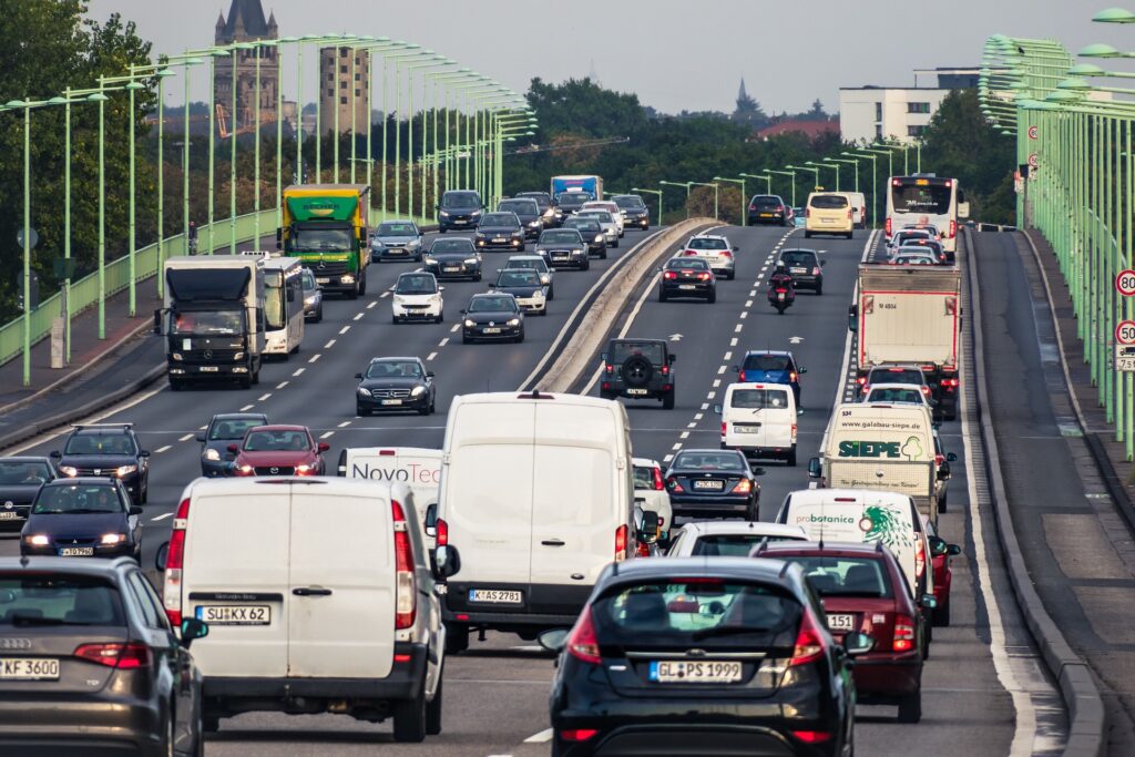 Eine städtische Ausfallstraße im Berufsverkehr: Die Einführung der Abgasnorm Euro 7 soll für bessere Luft sorgen