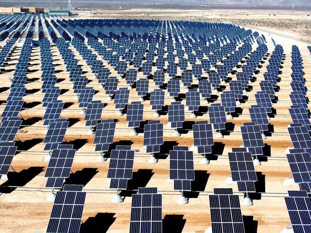 Aufgeständerte Solarmodule in der Wüste: Überschüssige Sonnenenergie soll per Elektrolyseur für Mangelzeiten einen Wasserstoff-Stromspeicher laden