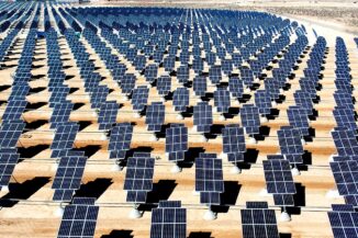Solarmodule im Wüstensand: Ein Elektrolyseur soll mit Überschussenergie einen Wasserstoff-Stromspeicher füllen
