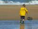Ein Kind in Wetterkleidung vergnügt sich an einem Strand - die Regenjacke ist imprägniert mit giftigen PFAS-Chemikalien