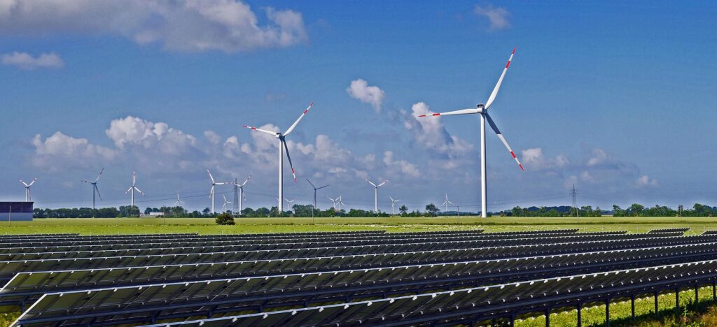 In diesem Park für erneuerbare Energien produzieren Windräder und Solarmodule im Duett Strom