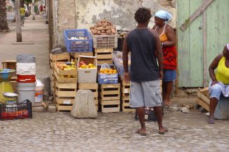Obst-Verkaufsstand auf den Kapverden: Ein Schuldenerlass würden dem Klimaschutz und den Ärmsten helfen