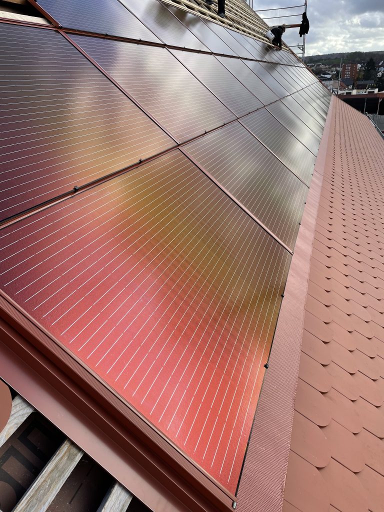 Neuester Schrei: Ein Dach mit einem rötlich schimmernden Solarmodul
