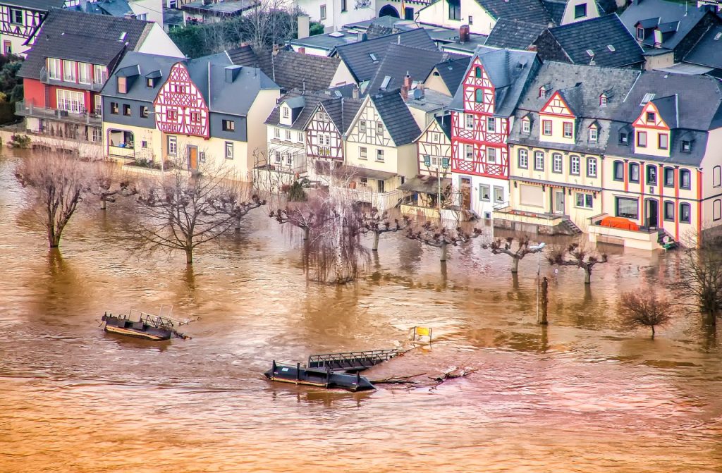 Hochwasser im rhein-pfälzischen Leutesdorf: Bis zu 900 Milliarden Euro futsch durch Klimawandel (Foto: Tom / pixabay)