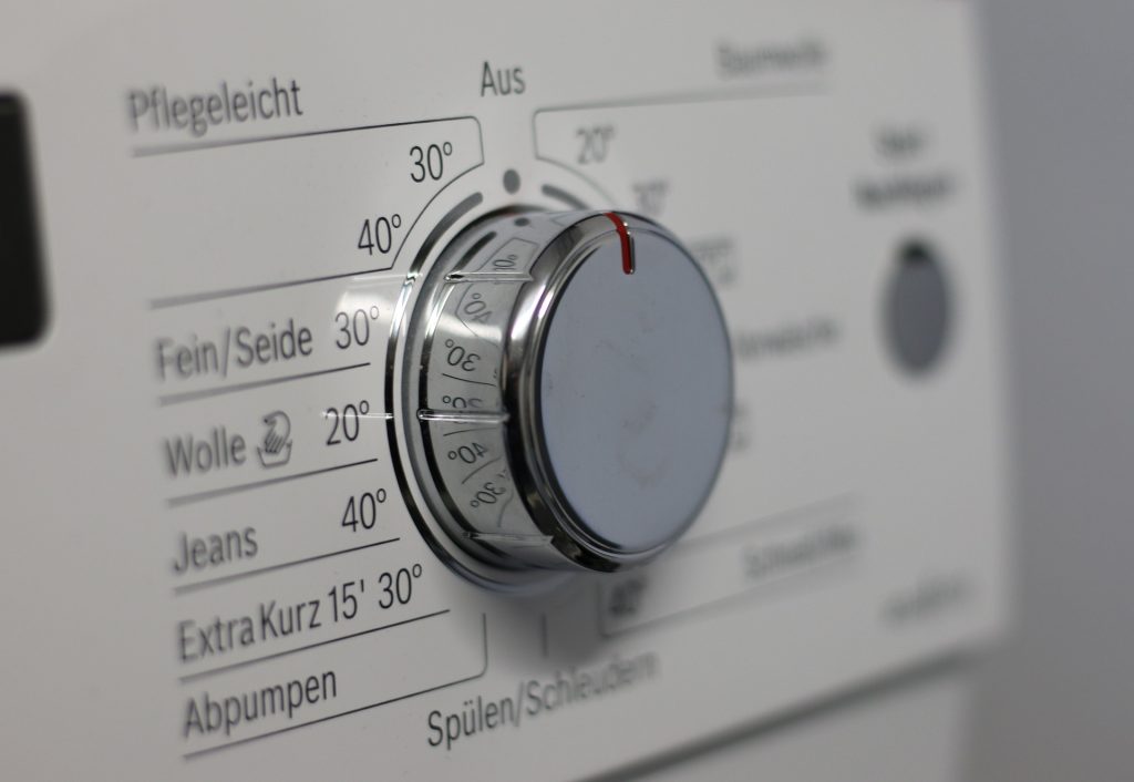 Wählknopf für Waschtemperaturen Kochwäsche ist Verschwendung (moerschy/Pixabay)