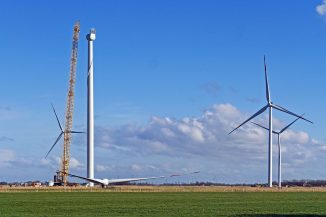Errichtungen eines Windparks auf freiem Feld: Personalnot verzögert die Energiewende
