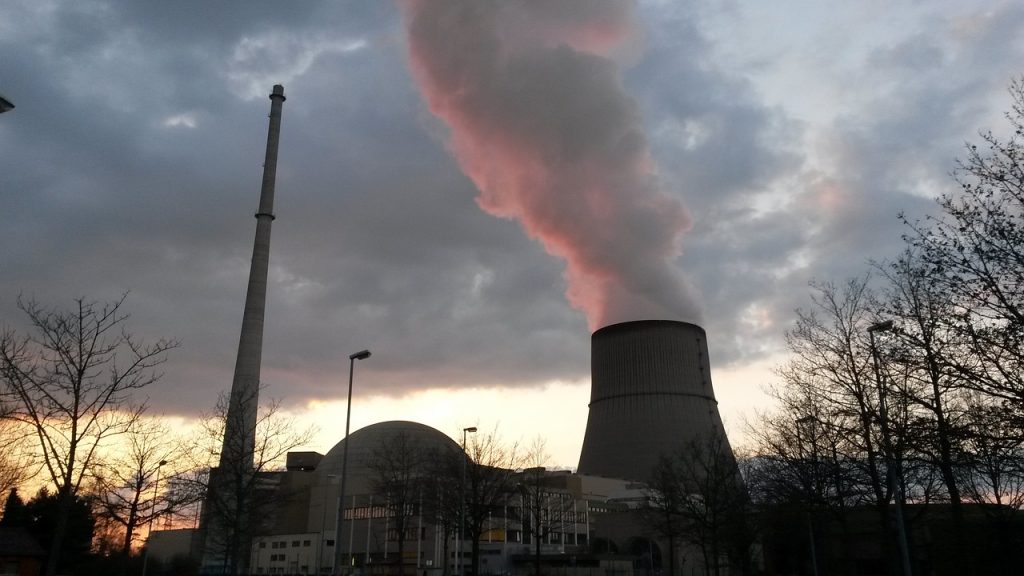 Kernkraftwerk Emsland im Abendlicht - mit dem Abschalten der letzten drei Meiler ist die Atomkraft in Deutschland Geschichte