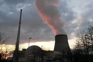 Kernkraftwerk Emsland in der Abenddämmerung - neu entflammte Sympathie für Atomkraft