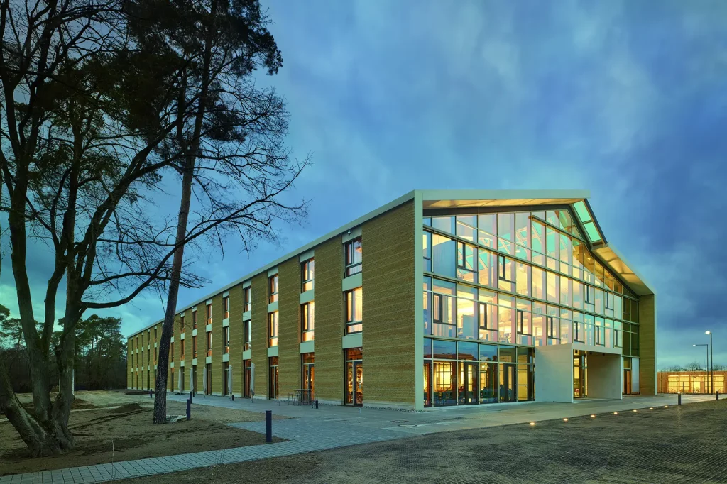 Alnatura-Campus in Darmstadt - größtes Gebäude mit Lehm-Fassade in Europa
