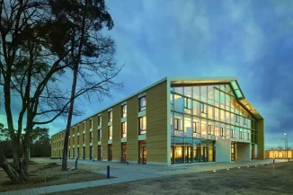 Alnatura-Firmensitz in Darmstadt: Zwölf Meter hohe Fassade auf Lehm