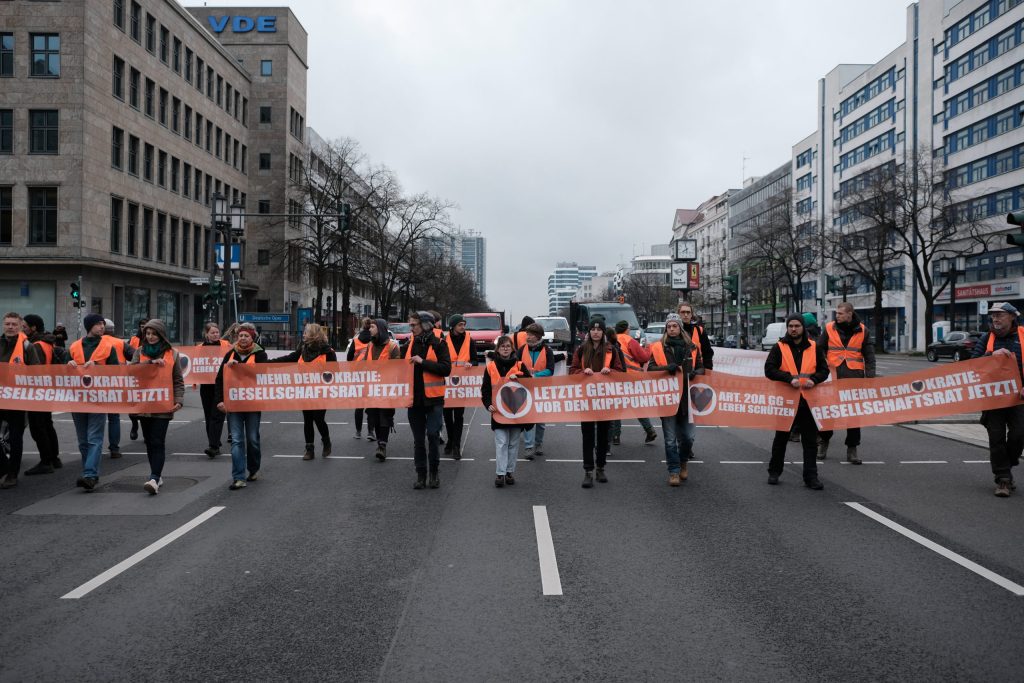 Protestmarsch in Berlin am 22. April: Aktivisten der Umweltschutzorganisation "Letzte Generation" weiten Aktionen gegen  Klimapolitik der Bundesregierung aus (Foto: Jonas Gehring)