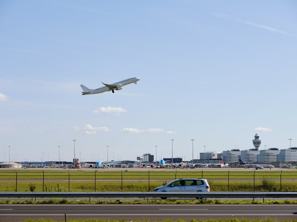 Startendes Flugzeug am Amsterdamer Flughafen Schiphol - Management verbietet Privatjets und Nachtflüge
