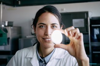 Neggst-Gründerin García Arteaga hält ihr pflanzenbasiertes Ei mit Schale für Veganer in der Hand