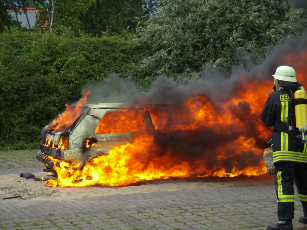 Brennender Verbrenner E-Autos brennen seltener (Bredehorn Jens/Pixelio.de)