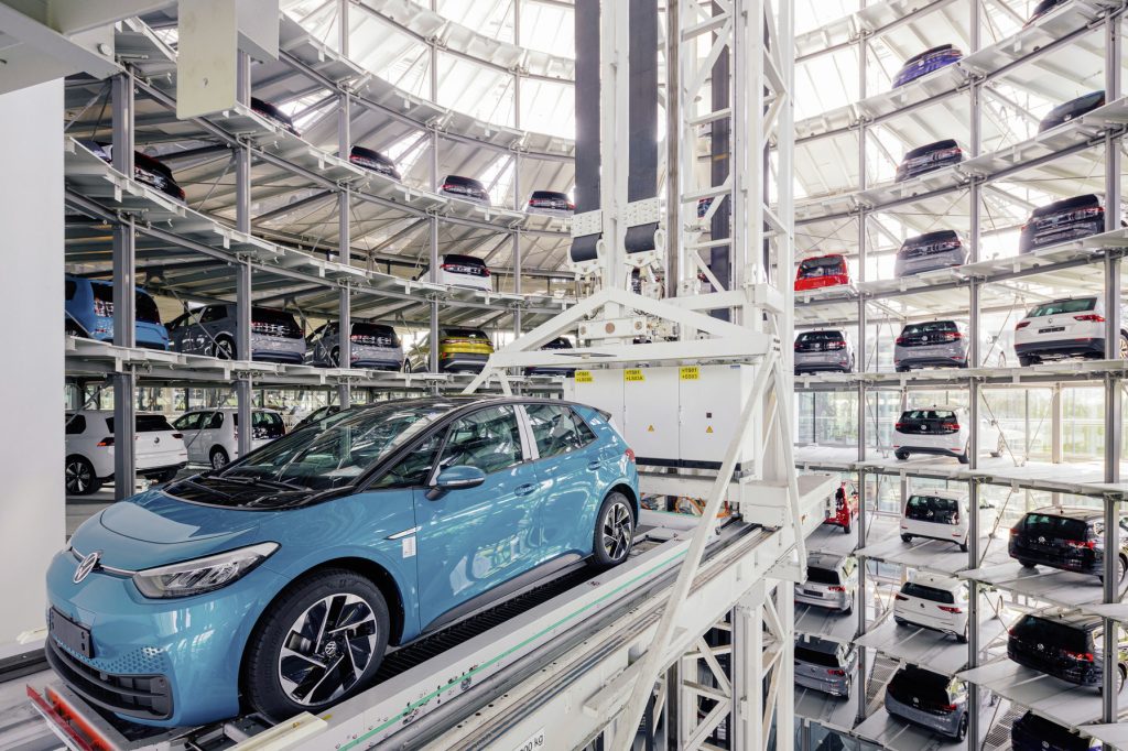 VWs E-Auto ID.3 steht im Fahrzeugturm der Gläsernen Fabrik in Dresden bereit zur Auslieferung