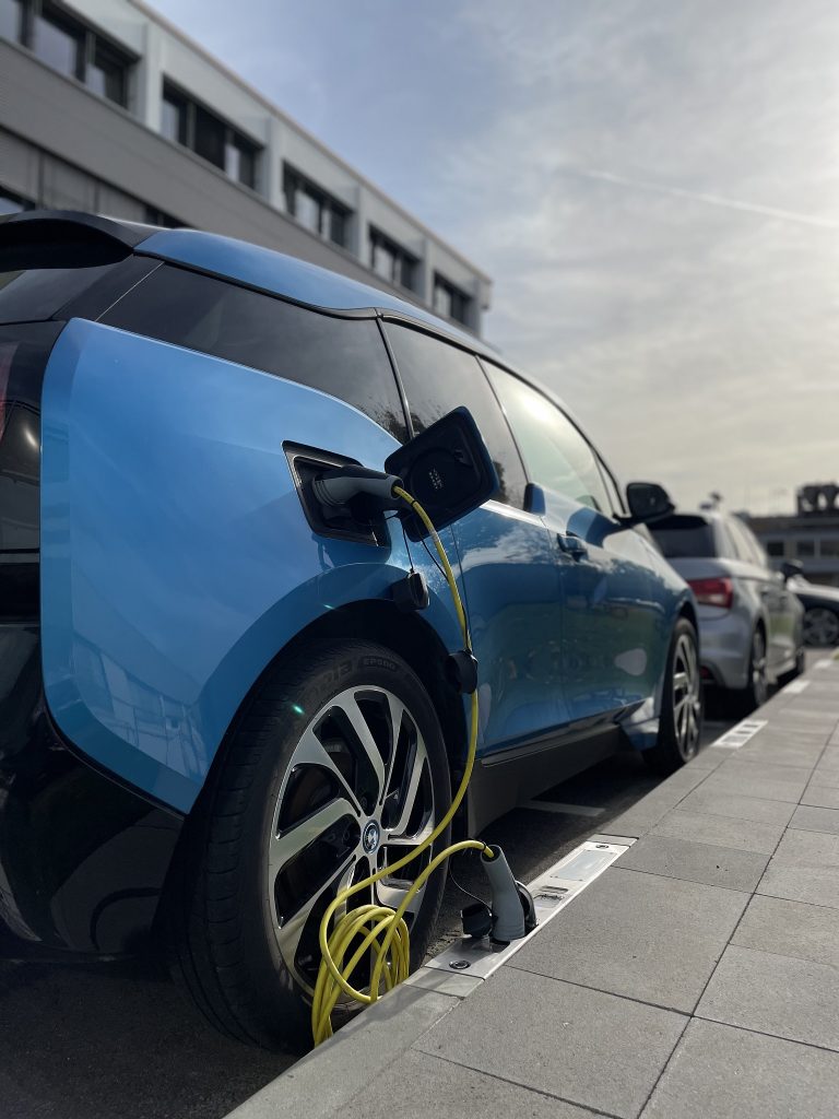 Ladestation für E-Autos, versenkt in einem Bordstein: Masterplan für die Elektromobilität