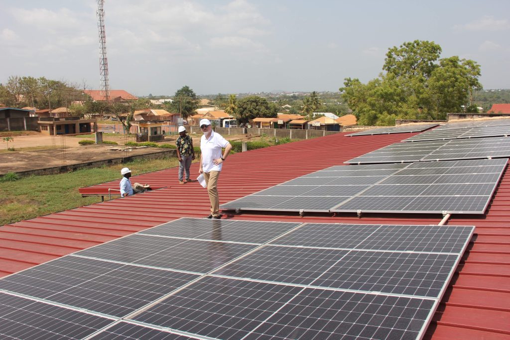 Von EWIA finanzierte Solaranlage in Ghana: Zu jedem Euro von EWIA gibt CEI Africa 50 Cent für Investitionen in grüne Stromprojekte in der Subsahara in Afrika dazu (Foto: EWIA)