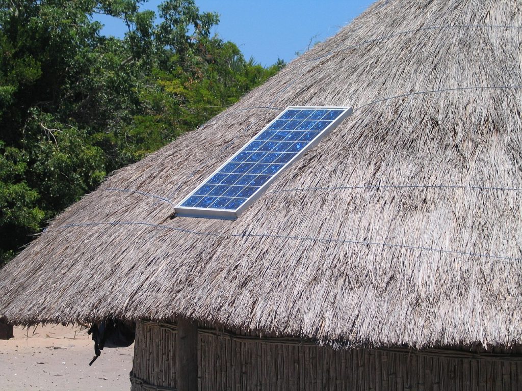 Solar-Modul auf einer strohgedeckten Hütte: Erstmals fließen global mehr Investitionen in Solar als ins Erdöl