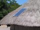 Solar-Modul auf einem Strohdach: Weltweit wird erstmals mehr Geld in Solar als in die Erdölproduktion investiert