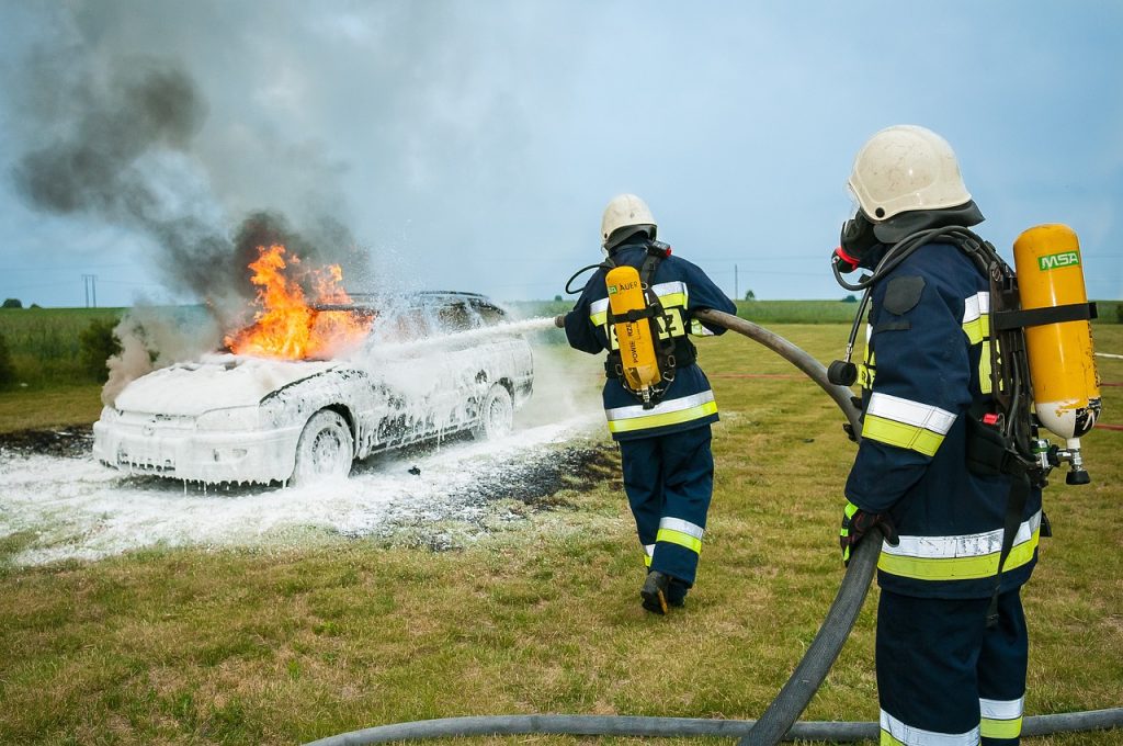 Feuerwehrleute löschen brennendes Auto: Der Löschschaum enthält toxische PFAS-Chemikalien, die Grund- und Trinkwasser verunreinigen