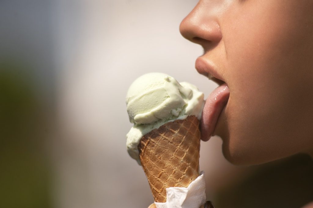 Eis schleckendes Kind: FDP entschärft Werbeverbot für Süßes, Salziges und Fettiges
