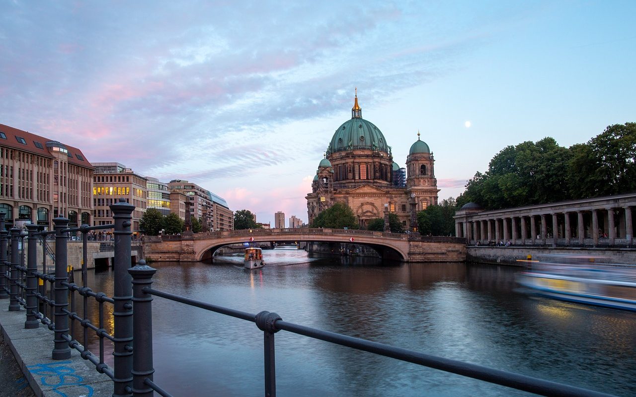 Spree mit Berliner Dom Fällt der Fluß trocken (Qubes Pictures/Pixabay)