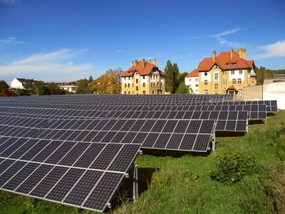 Solarkraftwerk Im Mai und Juni Sonnenstrom bis zu Abwinken (Andreas Hermsdorf/Pixelio.de)