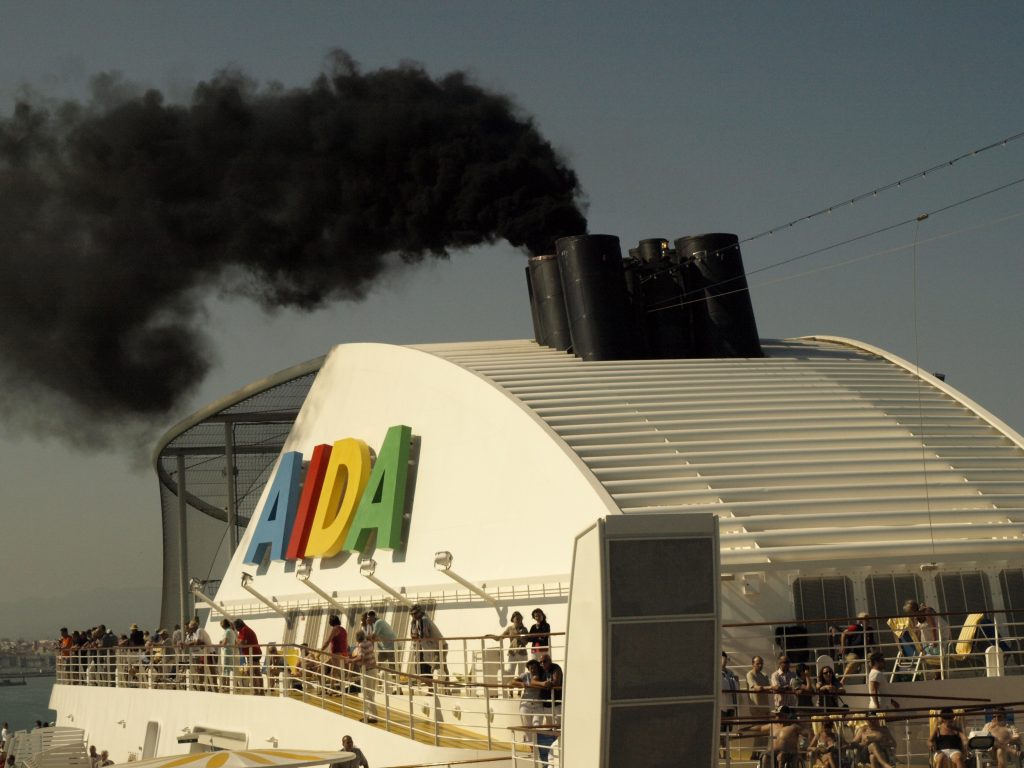 Kreuzfahrten auf einem AIDA-Schiff: Dreck statt sauberen Abgasen entweicht dem Schornstein