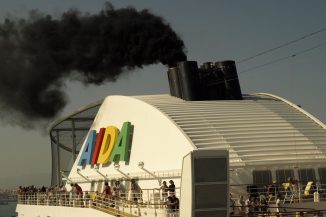 Kreuzfahrten per Schiff schaden massiv Klima und Umwelt - hier entweicht dem Schornstein eines Schiffs die dreckigen Abgase verbrannten Schweröls