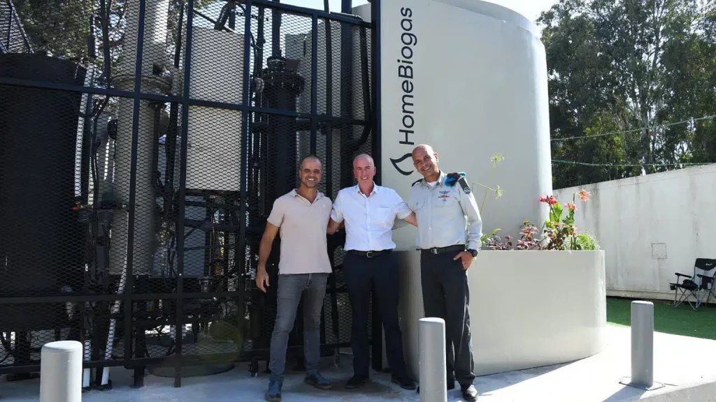 Es geht auch größer Die Mitgründer von Home Biogas Oschik Efrati und  Boaz Schweiger mit einem Armee-Offizier beim Start der Testanlage (Foto: Tsahal)