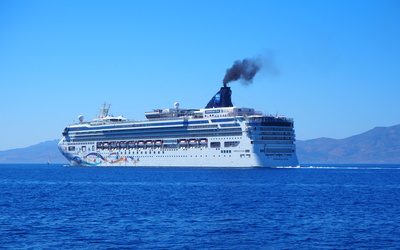 Kreuzfahrtschiff vor Mykonos Retten die Emissionen der Stinkschiffe das Klima? (Annemarie Schwellenbach/Pixelio.de)