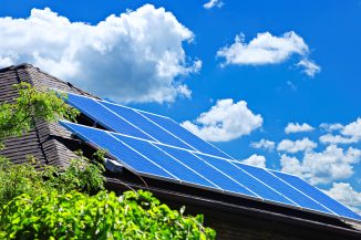Solarstromkraftwerk auf dem Dach eines Wohnhauses - mieten oder kaufen, das ist die Frage