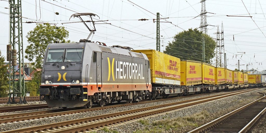 Paketzug des Güterbahn-Betreibers Hectorrail: Erhöhung der Trassenpreise schadet Wettbewerbern der Deutschen Bahn und der Verkehrswende (Foto: hpgruesen / pixabay)