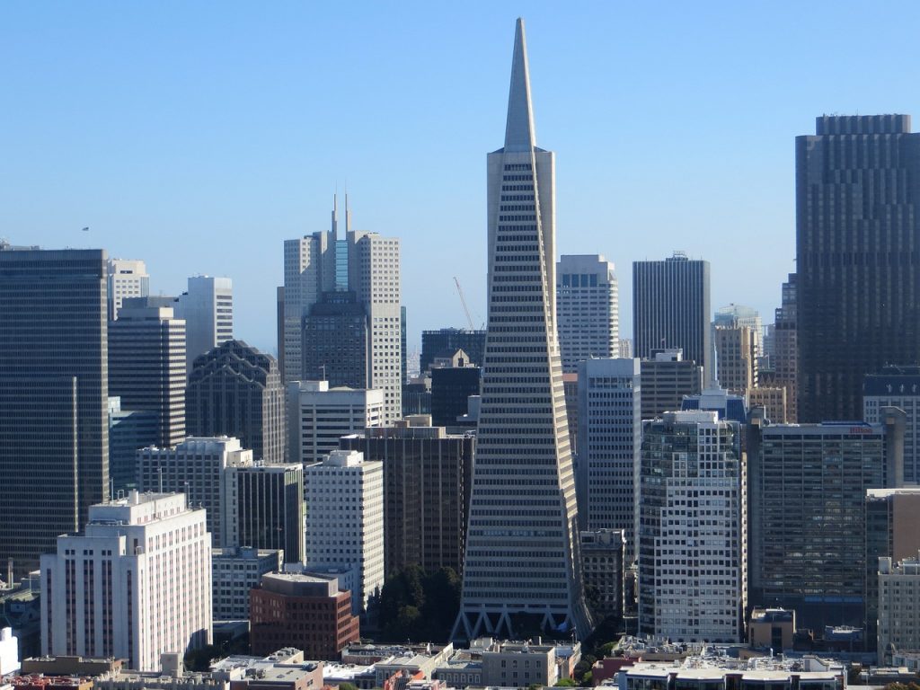 Skyline von San Francisco: Zusätzliche Fördermittel für Menschen mit niedrigem und mittlerem Einkommen zum Kauf eines Elektroautos (Foto: misterfarmer / pixabay)