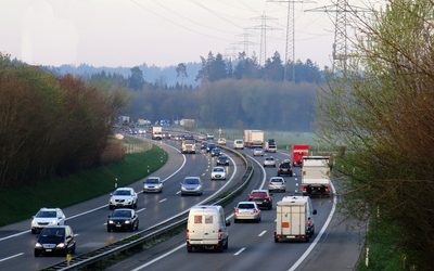 Autobahn in Deutschland Doppelt so viel Geld für die Straße wie für die Schiene (berggeist007/Pixelio.de)