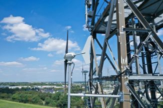 Mini-Windräder an einem Mobilfunkmast in Troisdorf bei Köln: Ingenieure erschließen unentwegt neue grüne Stromquellen