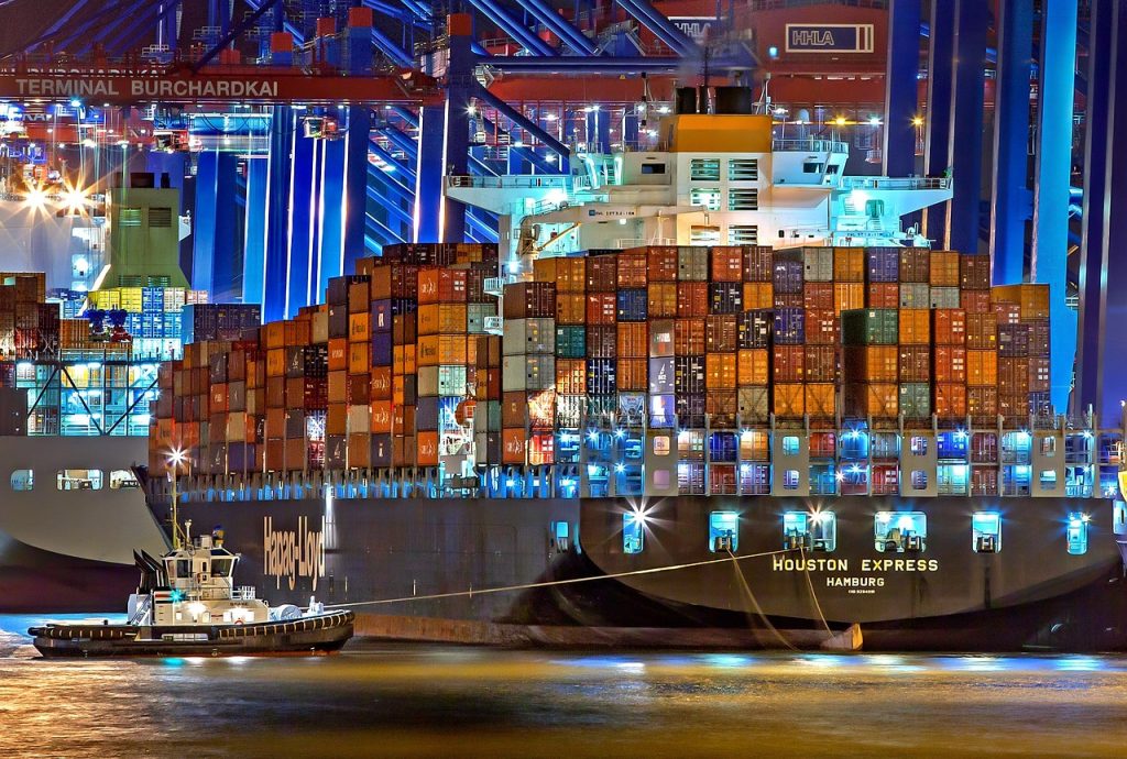 Es kommt ein Schiff gefahren Hoffenlich bringt es volle Container statt Leerfuhren und Lufttransporte (Julius Silver/Pixabay)