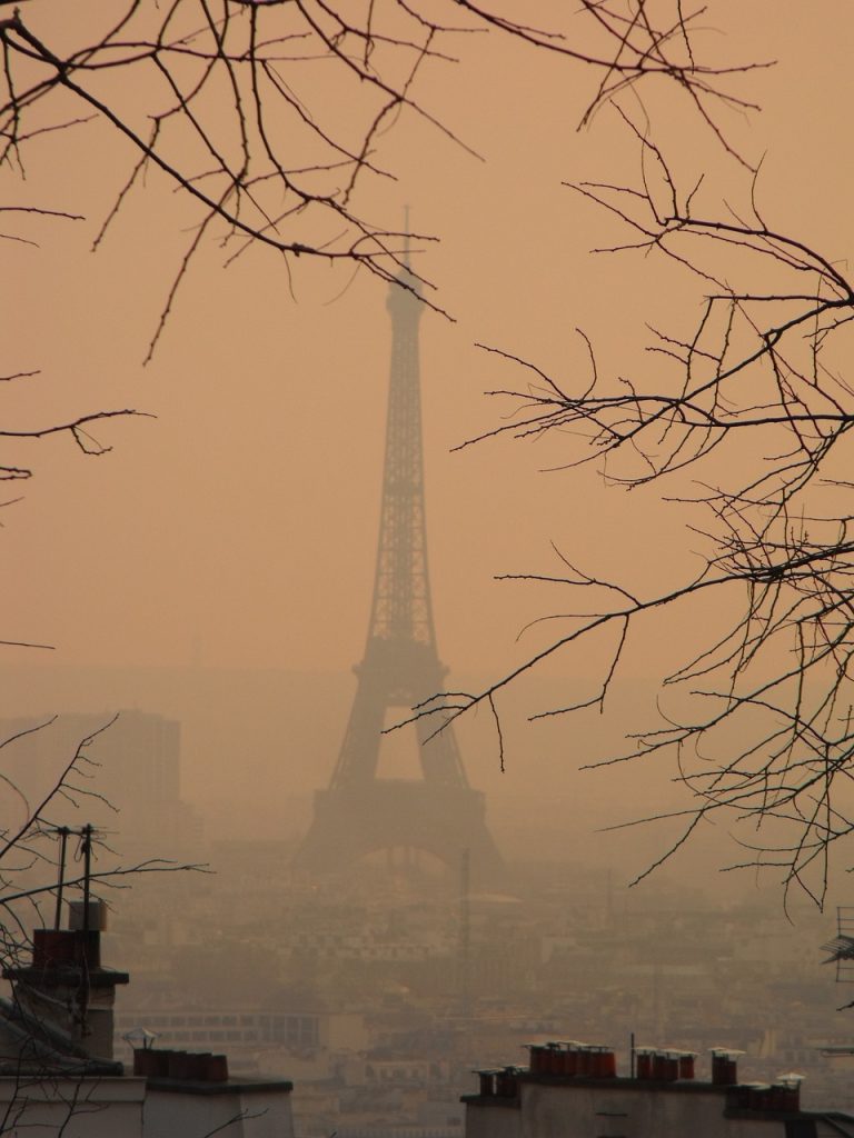Der Pariser Eiffelturm in Smog gehüllt - Luftverschmutzung ist weltweit das tödlichste Gesundheitsrisiko