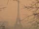 Der Pariser Eiffelturm in Smog gehüllt - Luftverschmutzung ist weltweit das tödlichste Gesundheitsrisiko