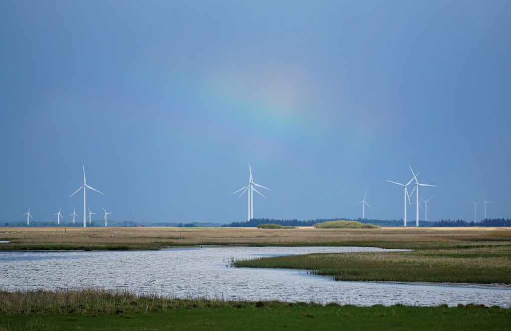 Windräder in Dänemark: Stromimporte aus Skandinavien erhöhen die Anteil grüner Energie in Deutschland zu Lasten von Kohle- und Gaskraftwerken (Foto: karsten_madsen / pixabay)