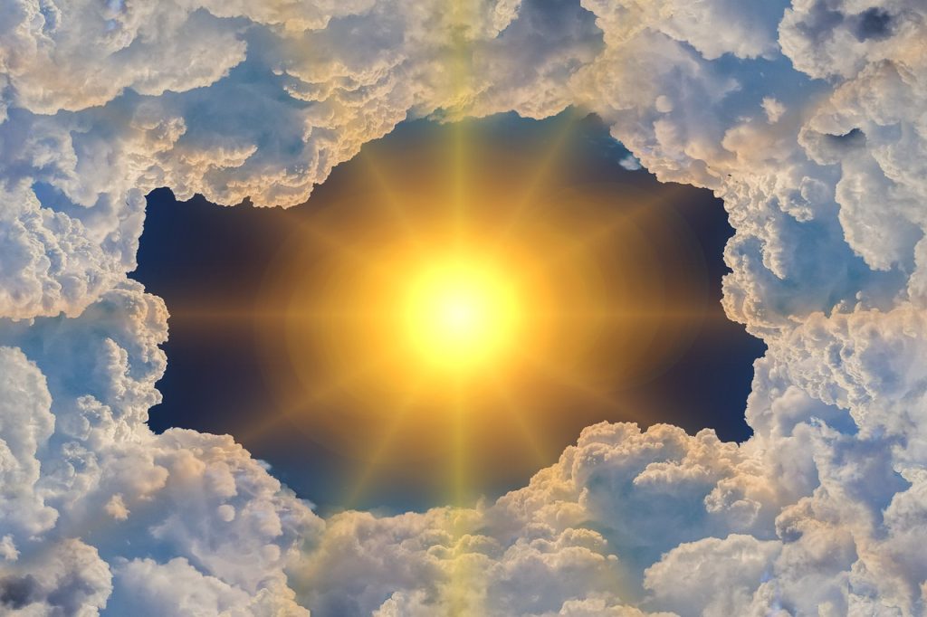 Gleißende Sonne lugt zwischen Wolken am Himmel hervor: Berliner Ampel-Regierung verfehlt ihre Klimaziele krachend