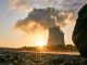 Kühltürme eines Atomkraftwerks, Fluss mit Niedrigwasser: mehr Unternehmen spüren die Klimakrise