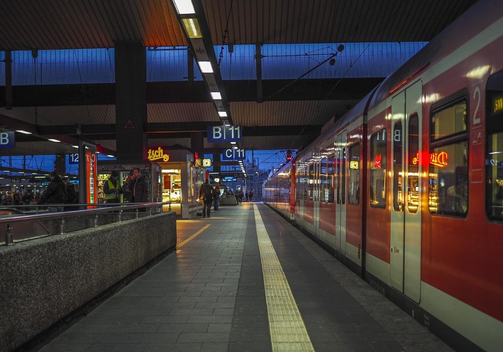 Bahnsteig im Bahnhof: Streit über die Finanzierung des Deutschlandticket bedroht das Projekt