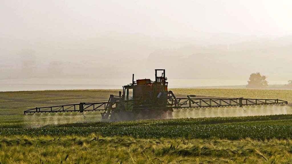 Versprühen von Pestiziden Europas Bauernverbände atmen nach der Abstimmung pro Ackergift auf (hpgruesen/Pixabay)