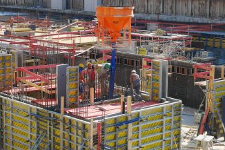 Arbeiter gießen eine Betondecke auf einer Großbaustelle: Klimaneutral zu wirtschaften, verlangt Investitionen in Billionenhöhe