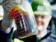 Ein Chemiewerker schüttelt eine Flasche mit verflüssigtem Kunststoff: chemisches Recycling für Mischplastik