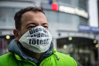 Protest mit Mund- und Nasenschutz gegen Luftverschmutzung: Gericht verpflichtet Ampel-Klimaversager zu Sofortmaßnahmen für mehr Klimaschutz