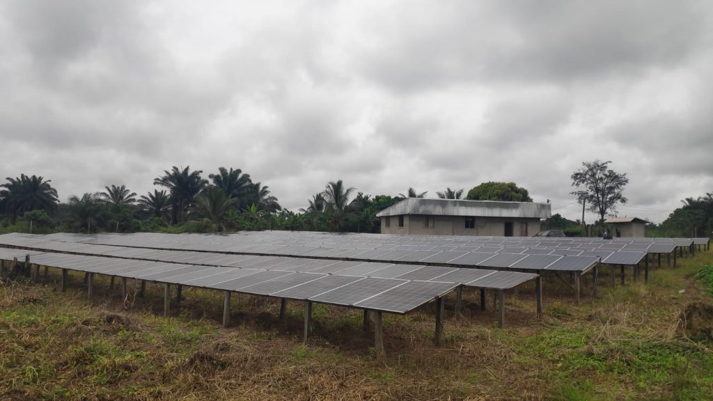 Solaranlage in einem Dorf in Kamerun: EWIA sieht riesiges Potential in Zusammenarbeit mit neuen Partnern (Foto: EWIA)